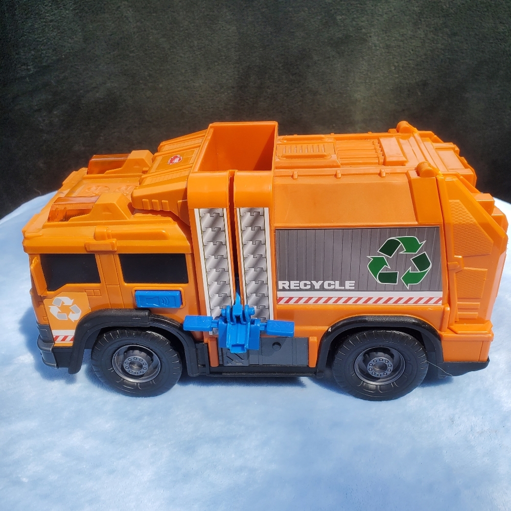 Toy garbage truck